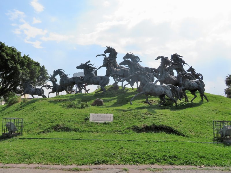 The Stampede: Bronze statue of 14 Horses